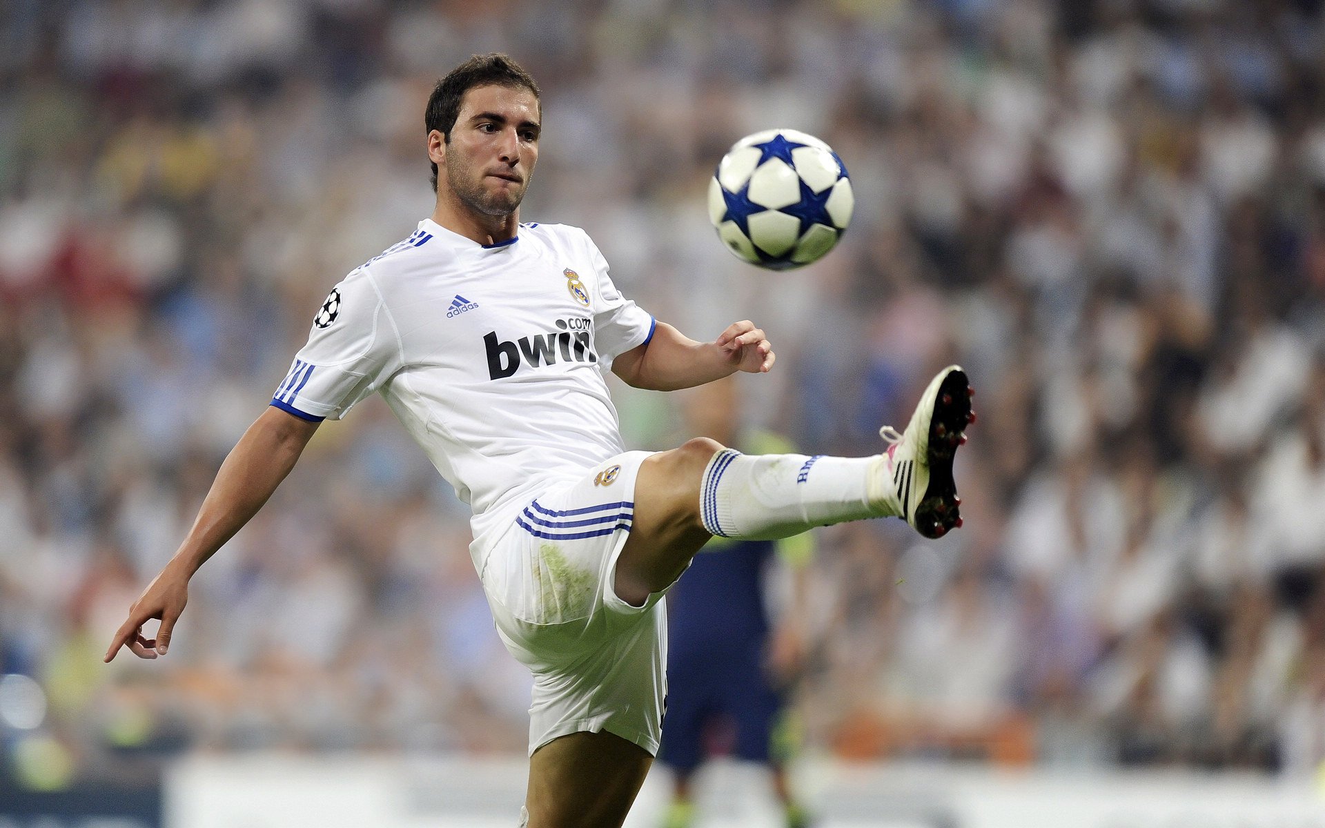 不莱梅球队大获全胜，队员表现出色引人注目，不莱梅 球队